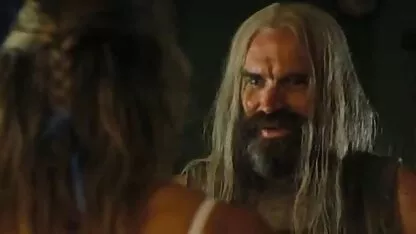 אישה מציגה סרטי סקס לצפיה מידית ואגינה