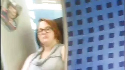 בחורה מזדיינת צפייה ישירה סרטי סקס עם עצמה.