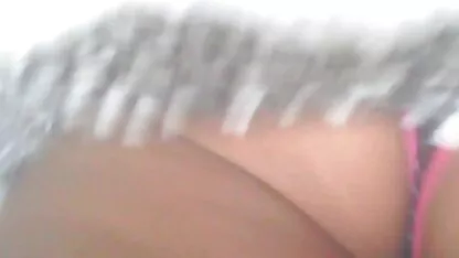 אישה סקסלצפיה ישירה שחורה דופקת את עצמה עם בננה