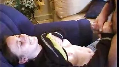אישה צפייה ישירה בסרטי סקס יפה בלבן בהיר