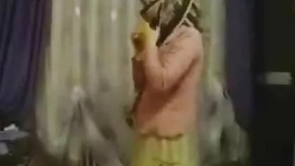 פייר וודמן מזיין דוגמנית סרטי סקס חינם לצפיה צעירה עם גוף יפה על המיטה.
