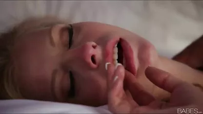 נערה בגן מתיחת פנים על החצאית שלה סרטים לצפייה ישירה כחולים חינם