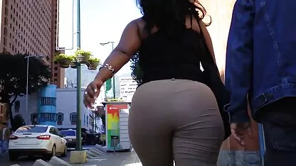 משחק לסבי של שני סקסלצפיה חינם בחורים עירומים בבר.