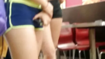 האחות פיסקה את צפייה בסרטי סקס חינם רגליה.
