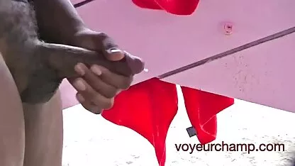בחורה צפייה בסרטי סקס חינם מאוננת.