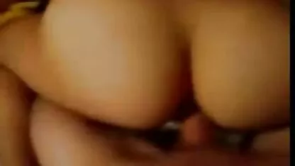 הבחורה מתקשרת אתרי פורנו לצפייה ישירה לחבר ומתחילה להזדיין.