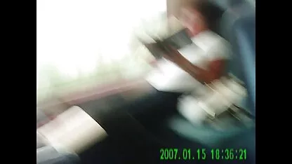 בחורה צעירה עם מכנסיים ירוקים בהירים הולכת להתעסק עם דוגי סטייל סקסלצפיה חינם עם hahala