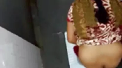מזיין שלוש פרות סרטים לצפייה ישירה סק צעירות בשירותים.
