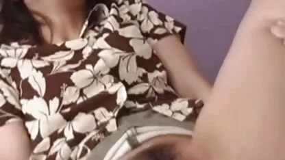 חלק צפייה ישירה בסרטי סקס מהבנות יושבות על הפנים של הבחור.