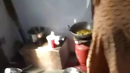לסביות מלטפות אחת את צפייה ישירה בסרטי סקס השנייה במטבח.