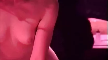 בלונדינית סרטי פורנו לצפיה ישירה חינם על המיטה.